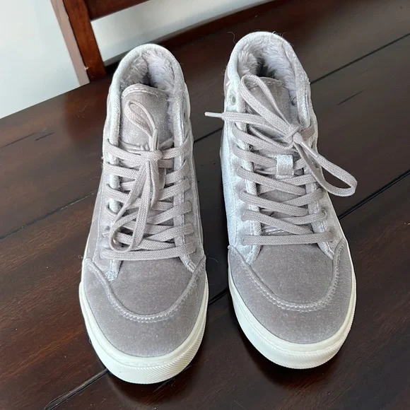 Sneakers - Picture 2 of 5